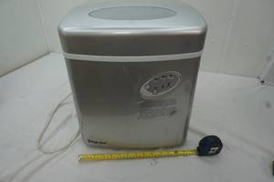 lot 114 image: Magic Chef ice maker