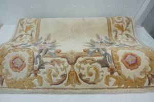 lot 164 image: Wool rug - 42 x 66