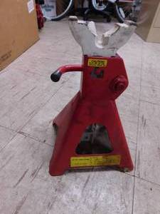 lot 36 image: 2 - 3 Ton Jack Stands