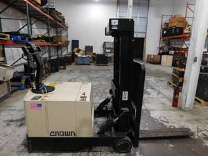 lot 17 image: Crown 30WBTT-S Electric Lift Walkie Stacker