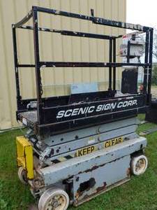 lot 19 image: 2000 Skyjack SJ1113219  Electric Scissor Lift -  for Parts or Repair
