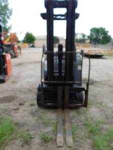 lot 24 image: 2011 Crown RC5545-40 Stand up Counter Balance Fork Lift - For Parts or Repair