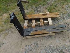 lot 31 image: 2 Sets of Forks - C & D