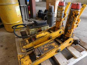 lot 36 image: 3 Hydraulic Jacks