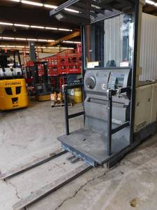 lot 17 image: 2007 Crown SP3010-30S Stand Up Order Picker
