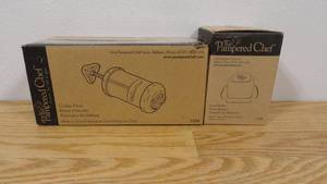 lot 19 image: Set of Pampered Chef New Cookie Press & 1 X Pampered Chef Food Holder