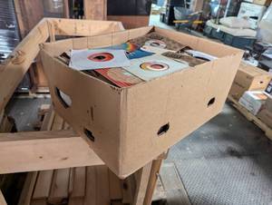 lot 600 image: Large box of Unsorted 45s