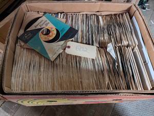 lot 602 image: Large box of Unsorted 45s