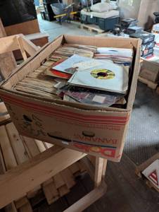 lot 605 image: Large box of Unsorted 45s