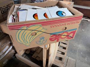 lot 606 image: Large box of Unsorted 45s