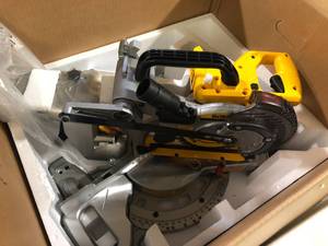 DEWALT 20V MAX Cordless 7-14 in. Sliding Miter Saw with (1) 20V Battery 4.0Ah Customer Returns See Pictures