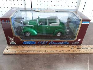 lot 4 image: Road Legends 1937 Convertible Ford 118 Scale Die Cast