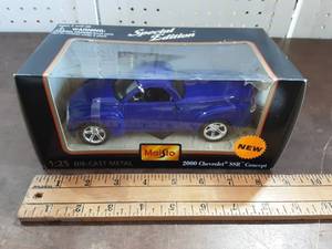 lot 17 image: Maisto 125 Scale Die Cast 2000 Chevrolet SSR Concept