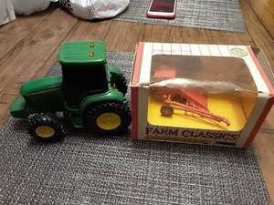 lot 55 image: Ertl Allis Chalmers Retro Baler & John Deere Tractor (Needs 4 AA Batteries For Sound)