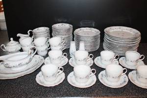 Johann Havilland Traditions Blue Garland China Set