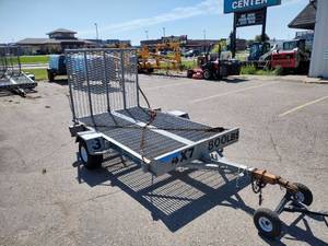 lot 1 image: 2004 Redi-Haul 4x7 Trailer with combo tailgateramp. 2 tie-down chains.  Single axle