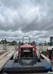 lot 36 image: Case IH Compact Tractor Loader Farmall 35A with L340A attachment. Hours 1018.5. Powers up