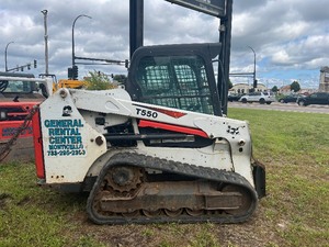 lot 32 image: 2019 Bobcat Compact Tract Loader T550, Powers Up