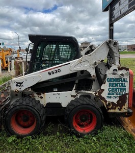 lot 21 image: 2013 Bobcat S530 Skid-Steer Loader. Powers Up
