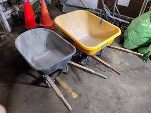 lot 284 image: Wheelbarrow lot (true temper and black wheelbarrow)