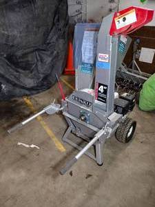 lot 60B image: Dosko 4 brush chipper model 13-21T-13H. 56.2 Hours. Honda GX390 ENGINE.  Engine starts up