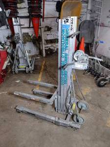 lot 62C image: Sumner 12 Foot Beam Lift