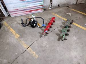 lot 71B image: Brave 1-man Earth Auger with 2 screw style bits. Powered by Honda GX35 4-stroke engine