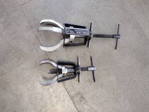 lot 262 image: (2) Posi Lock Gear Pullers Caged 3-jaw model 103, Caged 2-jaw -3.25 x 2.25 reach