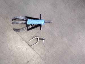 lot 261 image: (2) Posi Lock Gear Pullers 3-jaw 4 & 2-jaw puller