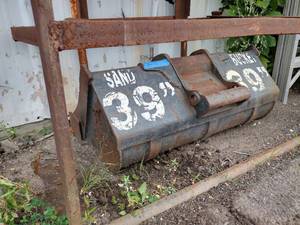lot 290 image: 39 inch DingoToro sand bucket attachment, Model E32