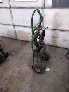 lot 280 image: Welding torch with Smith flow gauge regulator on transport cart