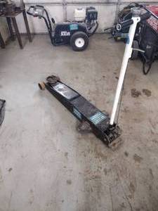 lot 104 image: Floor Jack