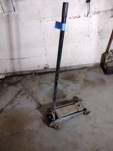 lot 340 image: Wheeled car jack (blue)
