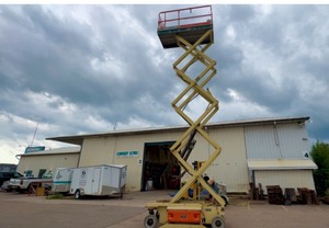 lot 19 image: JLG 32 Electric Powered Scissor Lift Model 3246ES. Powers up, drives and goes up. 534 Hours. See video.