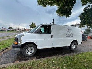lot 9 image: 2009 GMC Savanah Chevrolet Cargo Van