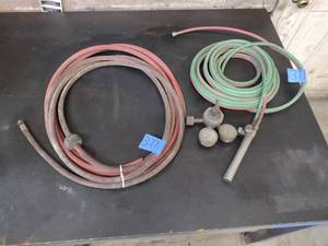 lot 377 image: Air compressor hoses, Smith flow gauge