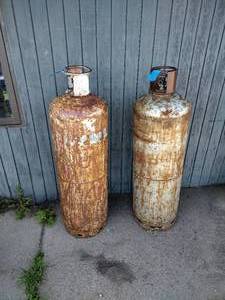 lot 385 image: 2 Propane tanks approx 5 foot High