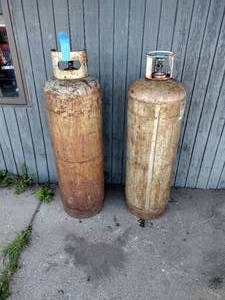lot 397 image: 2 Propane tanks approx 5 foot H, Marked Scaife and Wisconsin Rapids