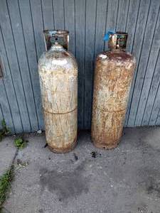 lot 400 image: 2 tankscylinders approx 5 foot H