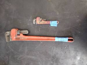 lot 399 image: Pittsburgh steel tools 24 pipe wrench and 8 pipe wrench