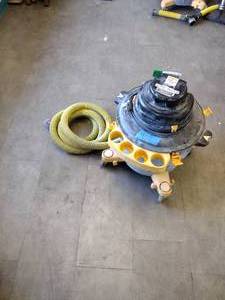 lot 402 image: Dustless Technologies D-1603 Wetdry shop vacuum with hose and attachments