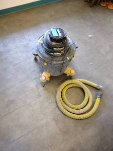 lot 405 image: Dustless Technologies D-1603 Wetdry shop vacuum with hose and attachments