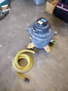 lot 409 image: Dustless Technologies D-1603 Wetdry shop vacuum with hose and attachments