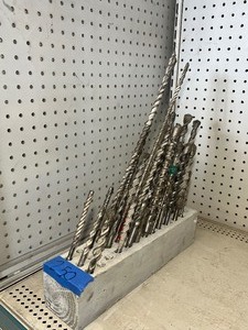lot 250 image: (28) Drill Bits in wood block