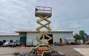 lot 14 image: 2006 JLG 26 Electric Powered Scissor Lift Model 2630ES. Powers Up