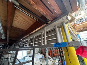 lot 134E image: Werner 2320 Scaffold Stage Aluminum 20 x 12 w  500lb load capacity