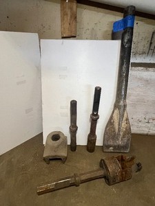 lot 116B image: Toro Dingo Crosscut Jackhammer Bit 29  tall & other bits