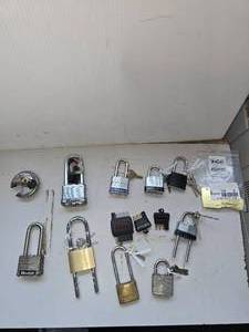 lot 286G image: Padlocks with keys