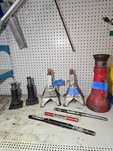 lot 443 image: 20-ton hyd short jack, 20-ton screw jack, & 2 jacks
