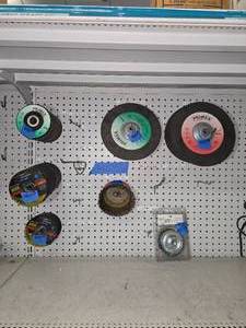lot 445 image: Grit discs 6 wire wheel. Knot wire wheel brush, 9 metal discs, 9concrete discs, 4 concrete wheel, 4 metal wheel, stack of 4 24-grit discs